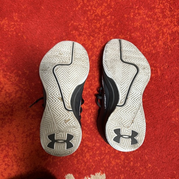 Under armor boys shoes 5.5 - Picture 3 of 6